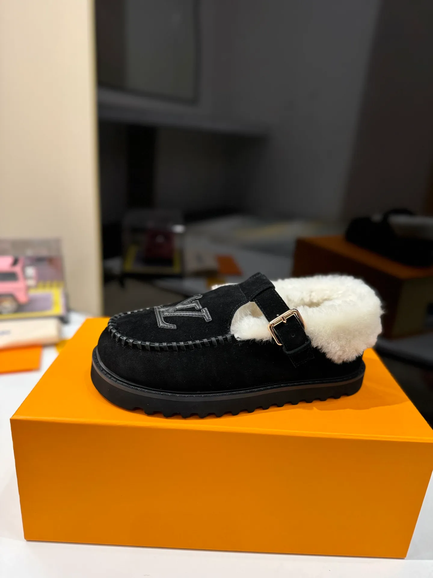 👟👟Ex-factory price 560👟👟 Louis Vuitton lv louis vuott…on fw24 new arrival～The latest furry slippers for autumn and winter🏂🏂 This pair of furry slippers is also very good-looking! The leather ones are very high-end! ! !Paired with denim shorts in autumn and winter, it’s perfect! Put it on and you will instantly have your ideal height! 😍 A favorite style, with fashion elements, the appearance of the upper is full of nobility. Wearing it can always show off the fashionable charm of women. It is fashionable but not too showy. The high-end beef tendon on the upper and the Lvjia letter buckle are so beautiful. ✅Upper: imported high-end frosted/cow leather ✅Outsole: original outsole ✅Inner lining: imported real wool ✅Size: 35-42 (41.42 customized, non-returnable) ✅Packaging: full set of original drawer box